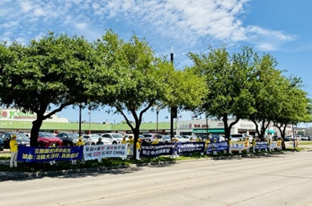 Các học viên Pháp Luân Công ở Houston kỷ niệm 25 năm cuộc thỉnh nguyện ngày ‘25/04’