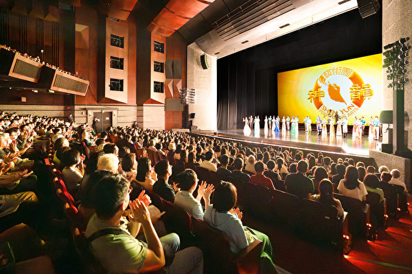 Tối hôm 20/04/2024, Đoàn Nghệ thuật Biểu diễn Shen Yun New York đã biểu diễn buổi thứ sáu tại Khán phòng Nghệ thuật Biểu diễn Viên Lâm ở Chương Hóa, hoàn thành viên mãn chuyến lưu diễn năm nay tại Đài Loan với doanh thu phòng vé kín chỗ. (Ảnh: Cung An Ny/Epoch Times)
