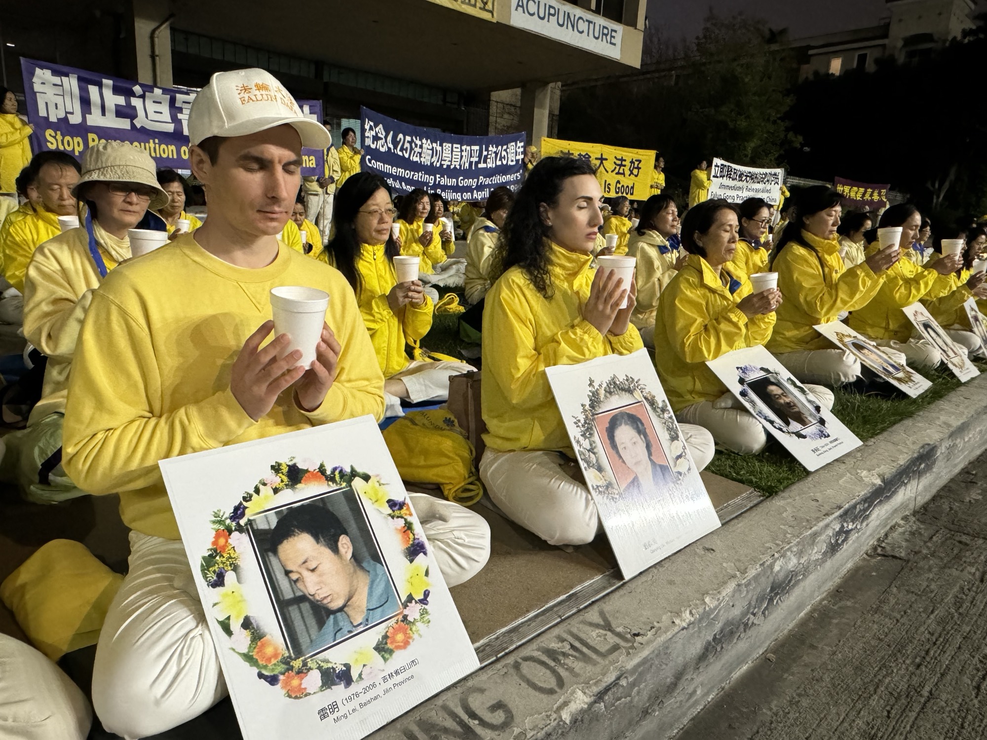 Các học viên Pháp Luân Công ở khu vực Los Angeles đã tập trung trước Lãnh sự quán Trung Quốc ở Los Angeles để kỷ niệm 25 năm cuộc thỉnh nguyện ôn hòa ngày 25/04/1999 của 10,000 học viên Pháp Luân Công, vào tối ngày 21/04/2024. (Ảnh: Khương Lâm Đạt/Epoch Times)