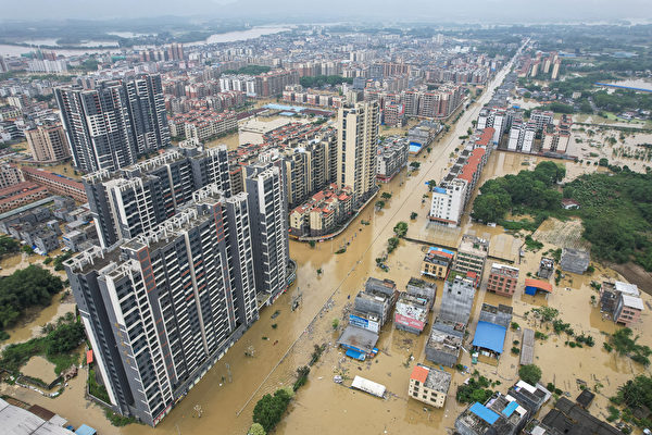 Toàn cảnh các tòa nhà và đường sá bị ngập sau trận mưa lớn ở thành phố Thanh Viễn, phía nam tỉnh Quảng Đông, vào ngày 22/04/2024. (Ảnh: STR/CNS/AFP/Getty Images)