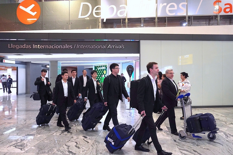 Đoàn Nghệ thuật Biểu diễn Shen Yun New York hạ cánh xuống phi trường quốc tế Guadalajara, Mexico hôm 24/04/2024. Khán giả hâm mộ địa phương nồng nhiệt chào đón các nghệ sỹ Shen Yun bước ra từ sảnh chờ. (Ảnh: Vu Lệ Lệ/The Epoch Times)