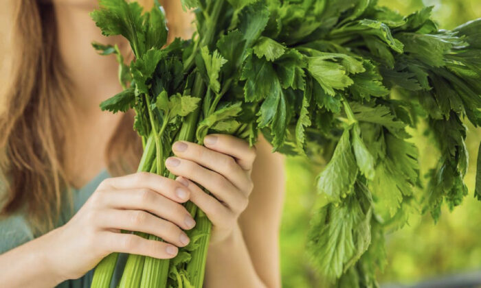 Thân, lá và hạt cần tây đều chứa nhiều dưỡng chất. (Ảnh: Shutterstock)