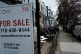 Một ngôi nhà được rao bán ở khu phố Brooklyn với số lượng nhà loại single-family có hạn ở New York vào ngày 31/03/2021. (Ảnh: Spencer Platt/Getty Images)
