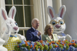 Tổng thống Joe Biden và Đệ nhất Phu nhân Jill Biden nói chuyện tại Lễ lăn trứng Phục Sinh hàng năm tại Tòa Bạch Ốc vào ngày 10/04/2023. (Ảnh: Madalina Vasiliu/The Epoch Times)