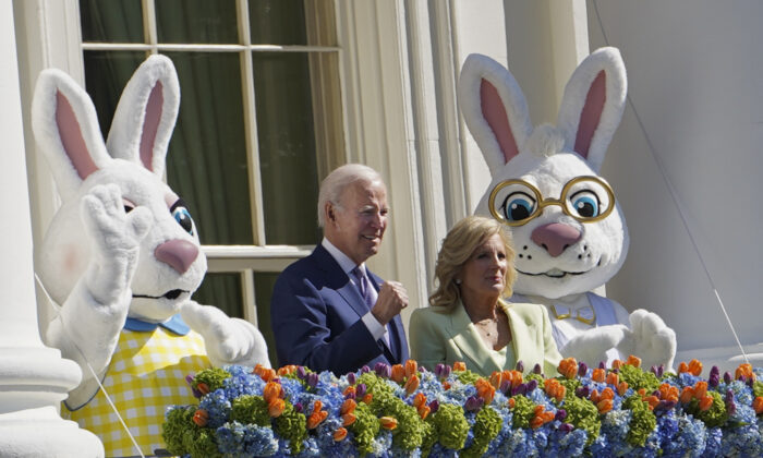 Tổng thống Joe Biden và Đệ nhất Phu nhân Jill Biden nói chuyện tại Lễ lăn trứng Phục Sinh hàng năm tại Tòa Bạch Ốc vào ngày 10/04/2023. (Ảnh: Madalina Vasiliu/The Epoch Times)