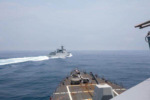 Khu trục hạm mang phi đạn dẫn đường USS Chung-Hoon đang quan sát tàu Lữ Dương III (Luyang III) của Hải quân Quân Giải phóng Nhân dân Trung Quốc (ở phía xa) khi đi qua Eo biển Đài Loan cùng với tàu HMCS Montreal của Hải quân Hoàng gia Canada, vào ngày 03/06/2023. (Ảnh: Andre T. Richard/US Navy qua AFP)