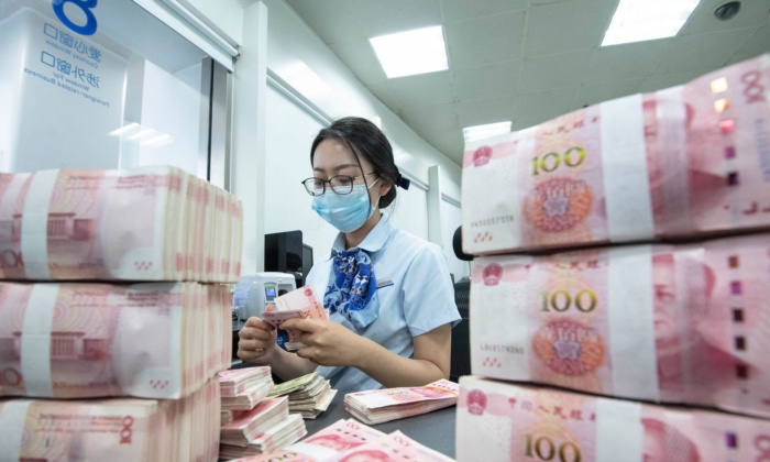 Một nhân viên đếm tiền tại một ngân hàng ở Nam Thông thuộc tỉnh Giang Tô, miền đông Trung Quốc, hôm 13/06/2023. (Ảh: STR/AFP qua Getty Images)