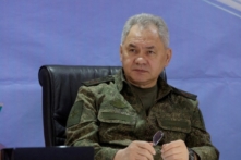 Bộ trưởng Quốc phòng Nga Sergei Shoigu đến thăm trạm kiểm soát cao cấp của quân đội Nga trong cuộc xung đột Nga-Ukraine, tại một địa điểm không xác định, vào ngày 26/06/2023. (Ảnh: Bộ Quốc phòng Nga/Hình ảnh phát qua Reuters)