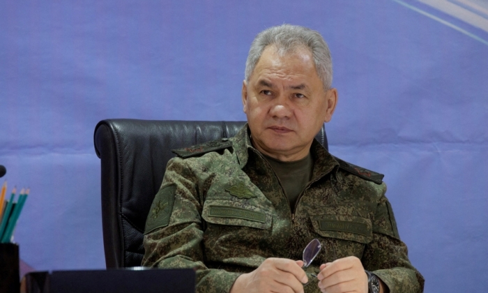 Bộ trưởng Quốc phòng Nga Sergei Shoigu đến thăm trạm kiểm soát cao cấp của quân đội Nga trong cuộc xung đột Nga-Ukraine, tại một địa điểm không xác định, vào ngày 26/06/2023. (Ảnh: Bộ Quốc phòng Nga/Hình ảnh phát qua Reuters)