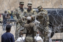 ICE trục xuất 215 người nhập cư bất hợp pháp liên quan đến cuộc bạo loạn gần bức tường biên giới ở El Paso