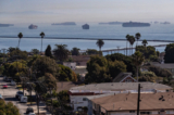 Các tàu đang chờ cập cảng Los Angeles và Long Beach vào ngày 14/10/2021, một tháng trước khi cảng lớn nhất Hoa Kỳ tràn ngập hàng hóa mà không thể dỡ hàng hay rời cảng trong nhiều tuần. (Ảnh: John Fredricks/The Epoch Times)