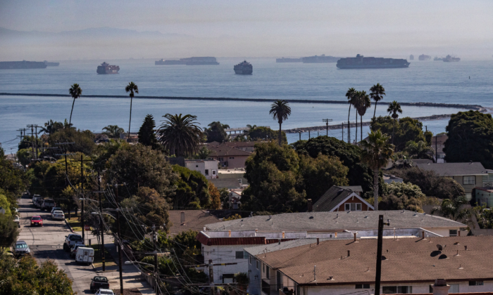 Các tàu đang chờ cập cảng Los Angeles và Long Beach vào ngày 14/10/2021, một tháng trước khi cảng lớn nhất Hoa Kỳ tràn ngập hàng hóa mà không thể dỡ hàng hay rời cảng trong nhiều tuần. (Ảnh: John Fredricks/The Epoch Times)