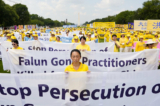 Các học viên Pháp Luân Công kêu gọi chấm dứt cuộc đàn áp nhóm tu luyện này ở Trung Quốc, trong một sự kiện đánh dấu 24 năm kể từ khi cuộc đàn áp bắt đầu, tại Capitol Hill vào ngày 20/07/2023. (Ảnh: Samira Bouaou/The Epoch Times)