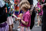 Một cô bé gái tại Cuộc tuần hành Tự hào Thành phố New York hàng năm ở thành phố New York, vào ngày 25/06/2023. (Ảnh: Samira Bouaou/The Epoch Times)