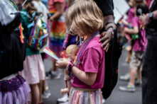 Một cô bé gái tại Cuộc tuần hành Tự hào Thành phố New York hàng năm ở thành phố New York, vào ngày 25/06/2023. (Ảnh: Samira Bouaou/The Epoch Times)