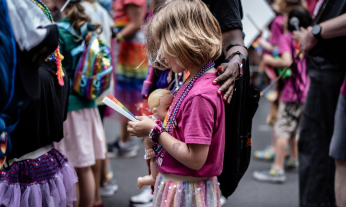 Nghiên cứu dài hạn của Hà Lan gợi ý rằng hầu hết trẻ em đều thoát khỏi sự nhầm lẫn về giới tính khi lớn lên
