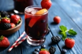 Berry Sangria (rượu vang đỏ ngâm quả mọng) là thức uống lý tưởng cho mùa hè này. (Ảnh: NoirChocolate/Shutterstock)