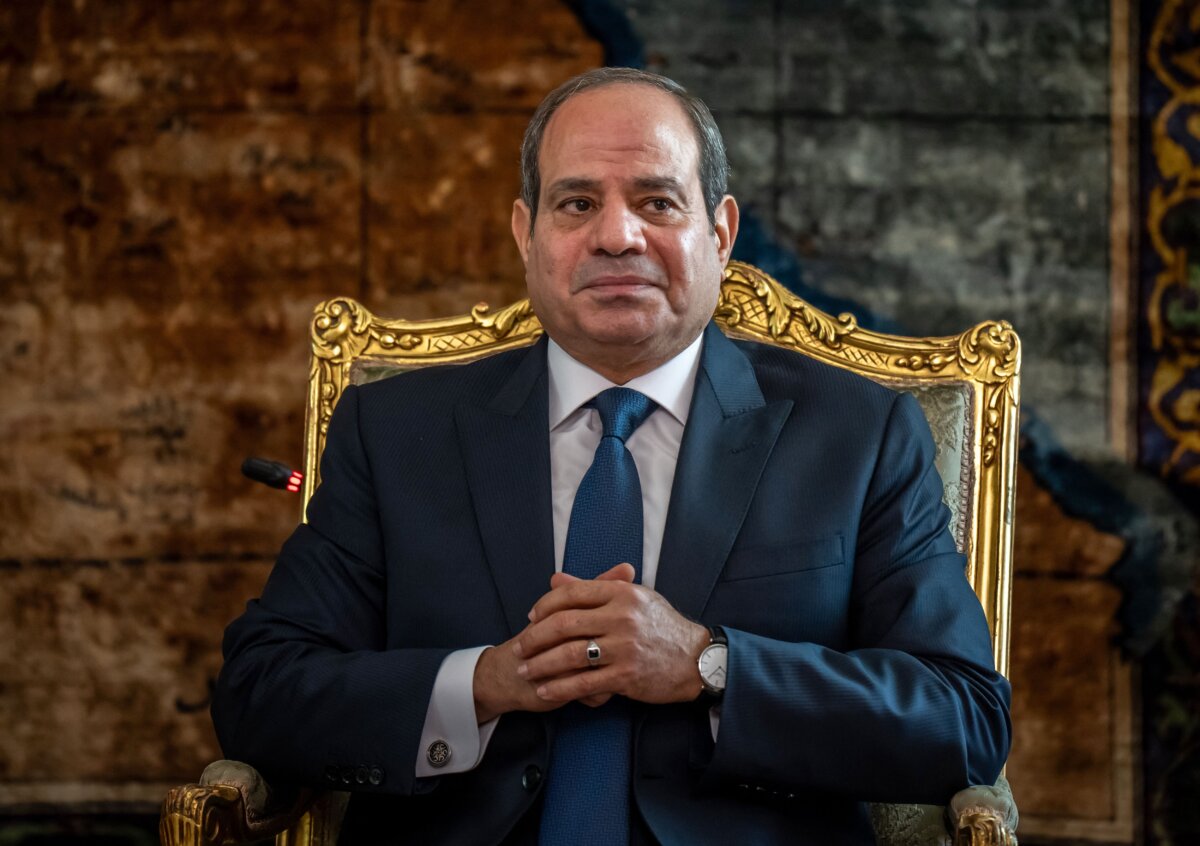 Tổng thống Ai Cập Abdel Fattah al-Sisi ngồi cùng Thủ tướng Đức trong cuộc gặp của họ ở Cairo vào ngày 18/10/2023. (Ảnh: Michael Kappeler/Pool/AFP qua Getty Images)