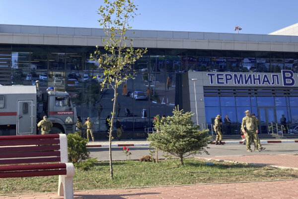 Các nhân viên chấp pháp tuần tra một khu vực bên ngoài phi trường ở Makhachkala vào ngày 30/10/2023. Cảnh sát Nga cho biết họ đã bắt giữ 60 người bị tình nghi xông vào một phi trường của nước cộng hòa Dagestan có đa số người theo đạo Hồi là người Caucasus, tìm cách tấn công hành khách Do Thái đến từ Israel. (Ảnh: AFP qua Getty Images)