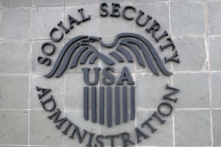 Logo của Sở An sinh Xã hội Hoa Kỳ bên ngoài tòa nhà An sinh Xã hội ở Burbank, California, hôm 05/11/2020. (Ảnh: Valerie Macon/AFP qua Getty Images)