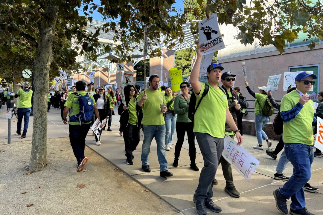 Các nhà khoa học làm việc cho California đã biểu tình bên ngoài tòa nhà Cục Bảo vệ Môi trường California vào ngày thứ hai của cuộc đình công kéo dài ba ngày khi họ tìm kiếm mức lương cao hơn ở Sacramento, California, hôm 16/11/2023. (Ảnh Sophie Austin/AP)