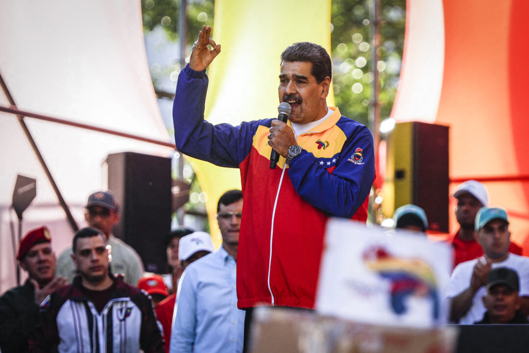 Tổng thống Venezuela Nicolás Maduro nói chuyện trong chiến dịch khép lại cuộc trưng cầu dân ý nhằm bảo vệ lãnh thổ Essequibo, ở Caracas, Venezuela, vào ngày 01/12/2023. (Ảnh: Pedro Rances Mattey/AFP qua Getty Images)