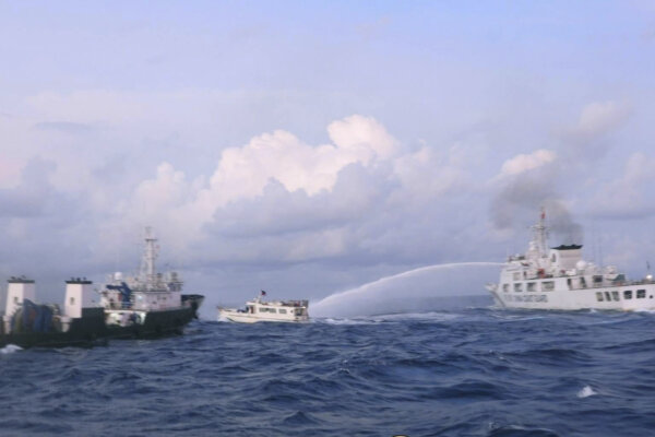 Một tàu Hải cảnh Trung Quốc phun vòi rồng vào tàu tiếp tế M/L Kalayaan do hải quân Philippines điều hành khi tàu này tiếp cận Bãi cạn Thomas thứ Hai (người dân địa phương gọi là Bãi cạn Ayungin), ở khu vực Biển Đông đang tranh chấp, vào ngày 10/12/2023. (Ảnh: Lực lượng Tuần duyên Philippines qua AP)