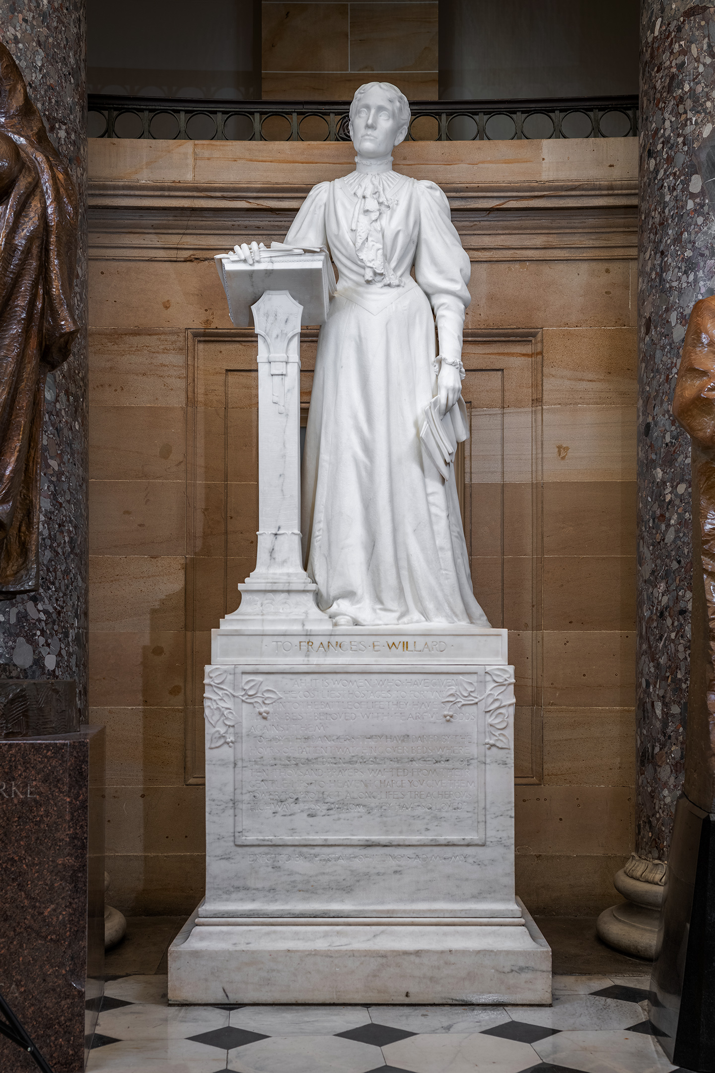 Bức tượng của bà Frances E. Willard (1839-1898), được trao năm 1905, của điêu khắc gia Helen Farnsworth Mears. Hội trường các Bức Tượng Quốc gia, Tòa nhà Quốc hội Hoa Kỳ, Hoa Thịnh Đốn. Cơ quan kiến trúc của Tòa nhà Quốc hội. (Ảnh: Tư liệu công cộng)