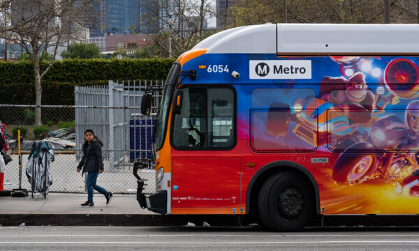 Một chiếc xe buýt đang chờ hành khách ở Los Angeles vào ngày 20/03/2023. (Ảnh: John Fredricks/The Epoch Times)
