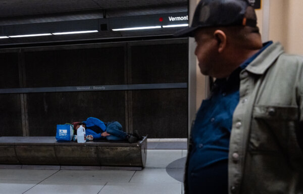 Người vô gia cư như thế này sống la liệt trên khắp hệ thống tàu điện ngầm Los Angeles Metro ở Los Angeles. Ảnh được chụp vào ngày 19/04/2023. (Ảnh: John Fredricks/The Epoch Times)