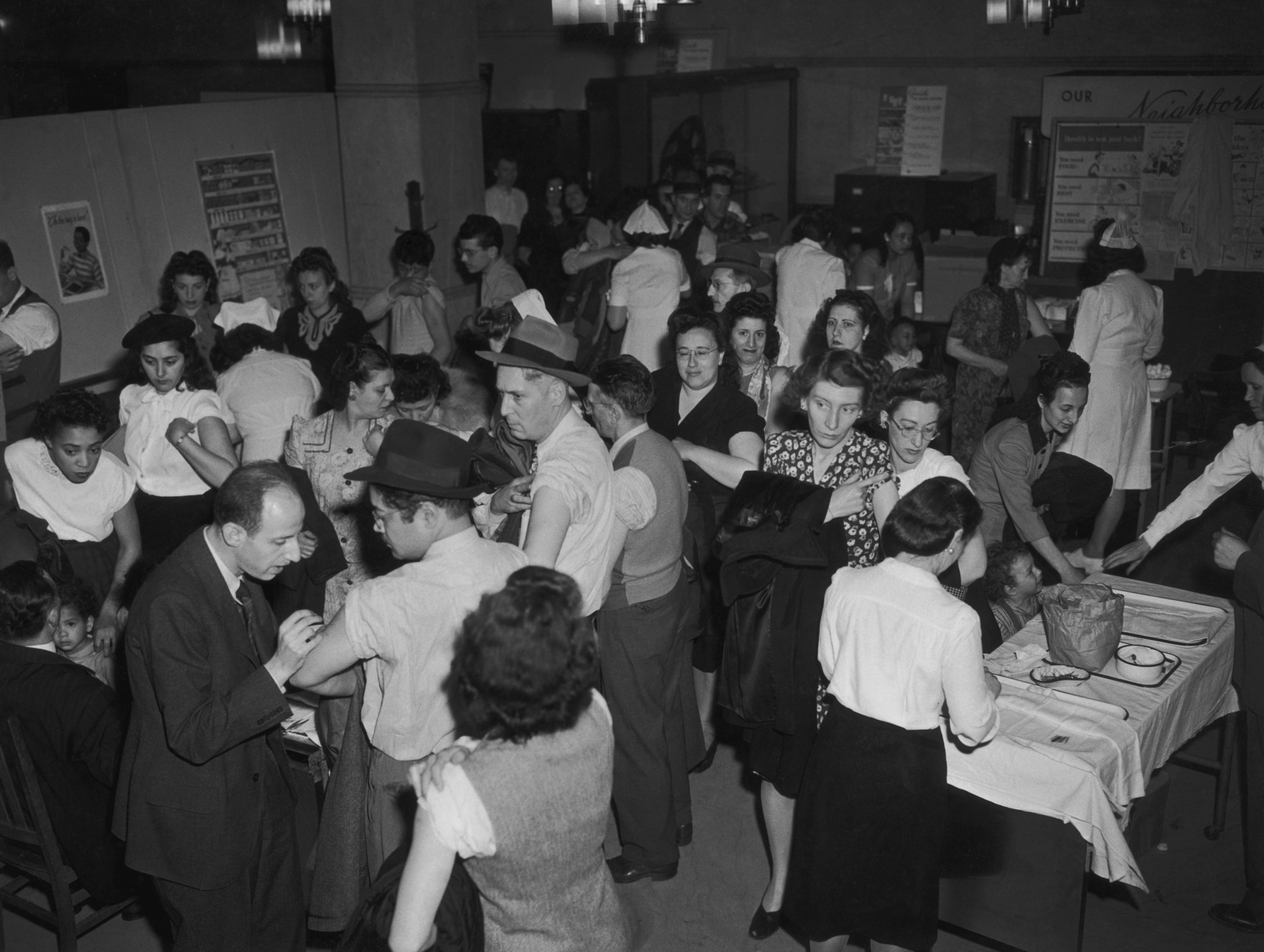 Người dân New York được chích vaccine đậu mùa miễn phí sau khi có 12 trường hợp nhiễm bệnh ở tiểu bang này, tháng 04/1947. (Ảnh: FPG/Hulton Archive/Getty Images)