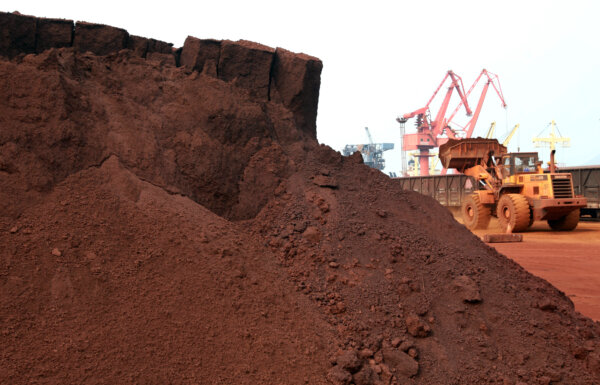 Một người lái máy xúc chở đất chứa khoáng sản đất hiếm để chất lên xe, tại cảng ở Liên Vân Cảng, Trung Quốc, vào ngày 05/09/2010. (Ảnh: STR/AFP qua Getty Images)