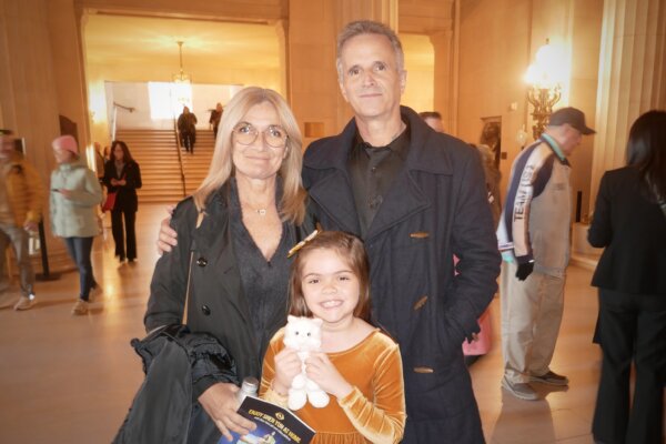 Bà Magda và ông François Cavard, cùng cháu gái của họ thưởng thức Nghệ thuật Biểu diễn Shen Yun ở San Francisco hôm 07/01/2024. (Ảnh: Steve Ispas/The Epoch Times)