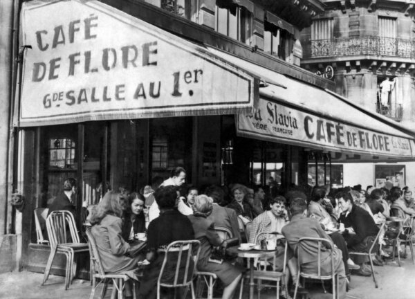 Khách hàng nhâm nhi thức uống ngoài sân hiên của quán Café de Flore ở khu Saint-Germain-des-Prés, quận 6, Paris, vào ngày 15/06/1949. (Ảnh: AFP qua Getty Images)