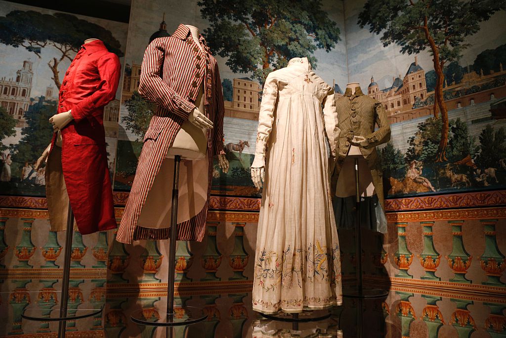 Trang phục từ khoảng năm 1790 được trưng bày trong buổi giới thiệu dành cho báo chí của triển lãm ‘Fashion Foward (Xu hướng Thời trang) tại Musée des Arts Décoratifs ở Paris vào ngày 06/04/2016. (Ảnh: Francois Guillot/AFP qua Getty Images)