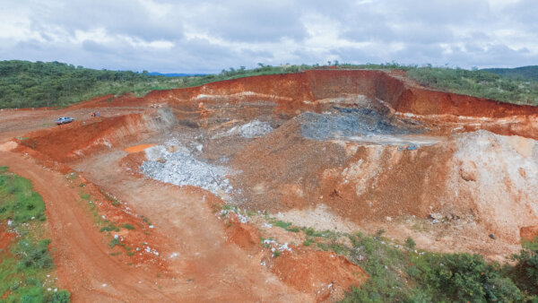 Ảnh chụp từ trên không cho thấy một phần công việc làm nổ được thực hiện tại mỏ lithium đá cứng Arcadia ở Goromonzi, Zimbabwe, ngày 11/01/2022. (Ảnh: Tafadzwa Ufumeli/Getty Images)