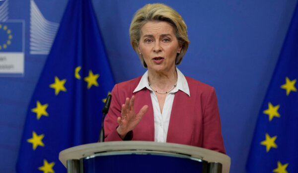 Chủ tịch Ủy ban Âu Châu Ursula von der Leyen nói chuyện trong một cuộc họp báo về Đạo luật Vi mạch tại trụ sở Liên minh Âu Châu ở Brussels, ngày 08/02/2022. (Ảnh: Virginia Mayo/AFP qua Getty Images)