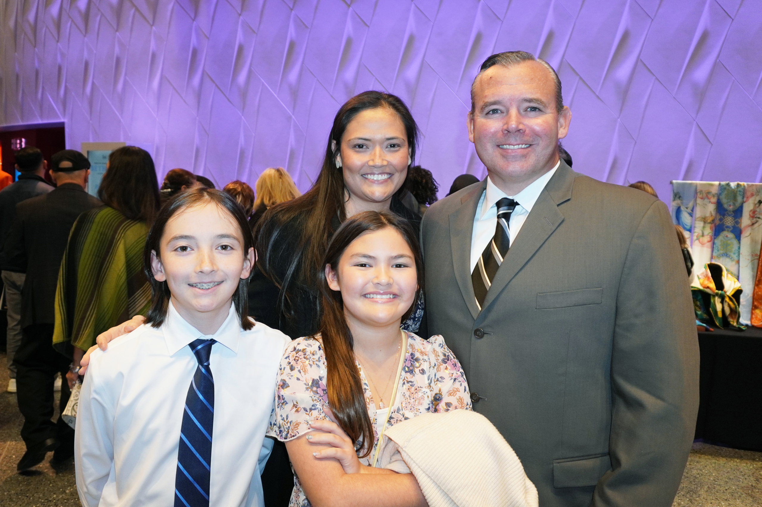 Gia đình nhà Krestas thưởng thức Shen Yun tại Trung tâm Nghệ thuật Biểu diễn Tobin ở thành phố San Antonio, tiểu bangTexas chiều hôm 13/01/2024. (Ảnh: Sonia Wu/The Epoch Times)