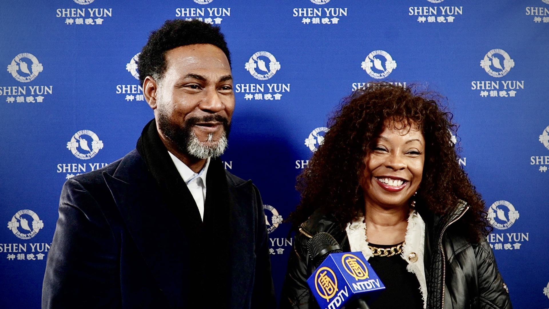 Ông Delano và bà Monique Johnson thưởng thức buổi diễn ban chiều của Shen Yun tại Nhà hát Giao hưởng Atlanta hôm 14/01/2024. (Ảnh: Frank Xie/The Epoch Time)