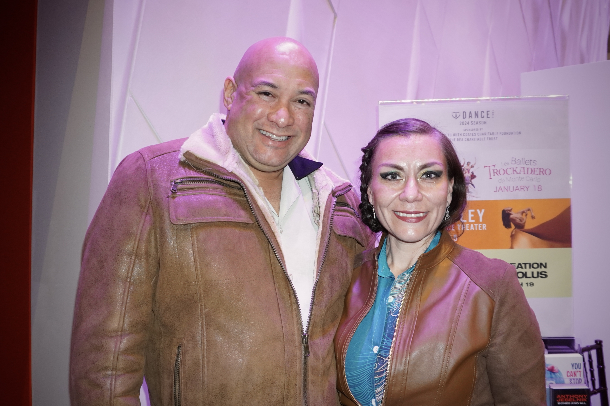 Ông Luis và bà Sandra Almodovar thưởng thức Nghệ thuật Biểu diễn Shen Yun tại Trung tâm Nghệ thuật Biểu diễn Tobin ở San Antonio, Texas hôm 13/01/2024. (Ảnh: Sally Sun/The Epoch Times)