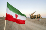 Hình ảnh lá cờ Iran được chụp gần một phi đạn trong một cuộc tập trận quân sự với sự tham gia của các đơn vị phòng không Iran, tại Iran, vào ngày 19/10/2020. (Ảnh: Thông Tấn Xã Tây Á qua Reuters)