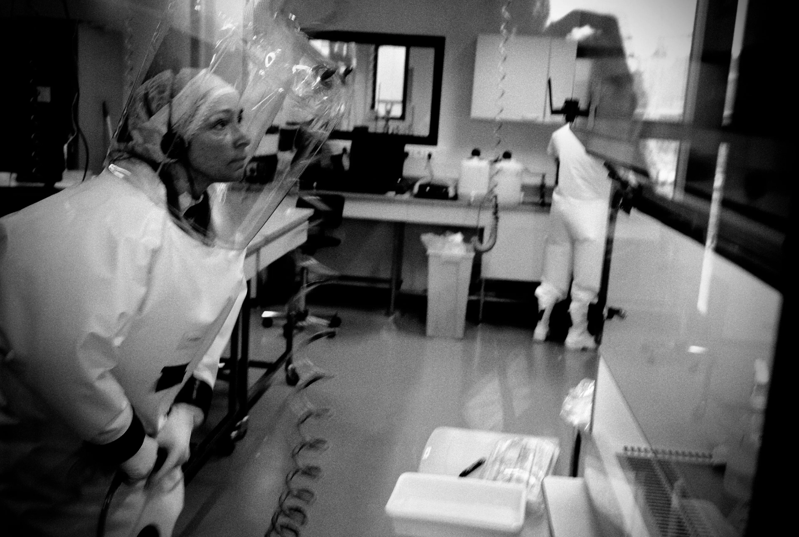 Các nhà nghiên cứu đang làm việc với virus trong phòng thí nghiệm P4 Jean Mérieux ở Lyon, Pháp, vào ngày 27/02/2008. P4 (Mầm bệnh loại 4) đề cập đến các vi sinh vật gây bệnh có nguy cơ gây tử vong cho nhân viên làm việc với chúng. Mần bệnh loại 4 đặc trưng bởi tỷ lệ tử vong rất cao trong các trường hợp nhiễm trùng, ví dụ như bệnh đậu mùa. (Ảnh: JEAN-PHILIPPE KSIAZEK/AFP /Getty Images)