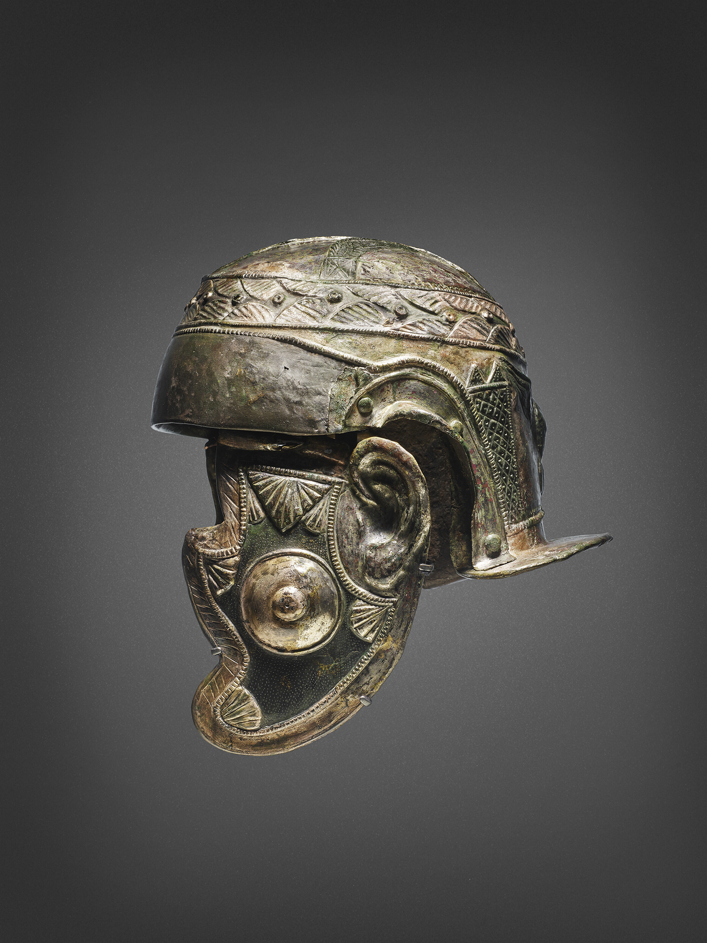 Chiếc nón kỵ binh La Mã bằng sắt và thiếc, từ thời Antonie, khoản năm 125 – 175 Công Nguyên. Chất liệu sắt và đồng; 11 inches (~28cm). (Ảnh: © Christie’s Images Limited 2023)