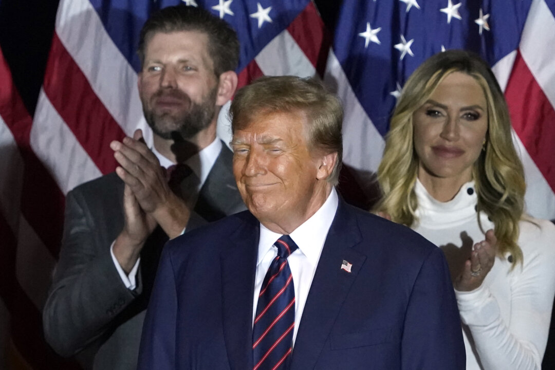 Ứng cử viên tổng thống của Đảng Cộng Hòa, cựu Tổng thống Mỹ Donald Trump đứng quan sát bên cạnh con trai Eric Trump (trái) và con dâu Lara Trump, trong Bữa tiệc Đêm bầu cử ở Nashua, New Hampshire, hôm 23/01/2024. (Ảnh: Timothy Clary/AFP qua Getty Images)
