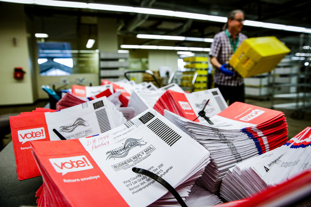 Các phong bì rỗng còn lại sau khi mở các lá phiếu qua đường bưu điện cho cuộc bầu cử sơ bộ tổng thống được xếp trên một chiếc bàn tại văn phòng Bầu cử Quận King ở Renton, Washington, ngày 10/03/2020. (Ảnh: Jason Redmond/AFP qua Getty Images)