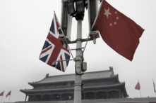 Cờ Anh và cờ Trung Quốc trước Cổng Thiên An Môn ở Bắc Kinh, ngày 17/01/2008. (Ảnh: Andy Wong /AP Photo)