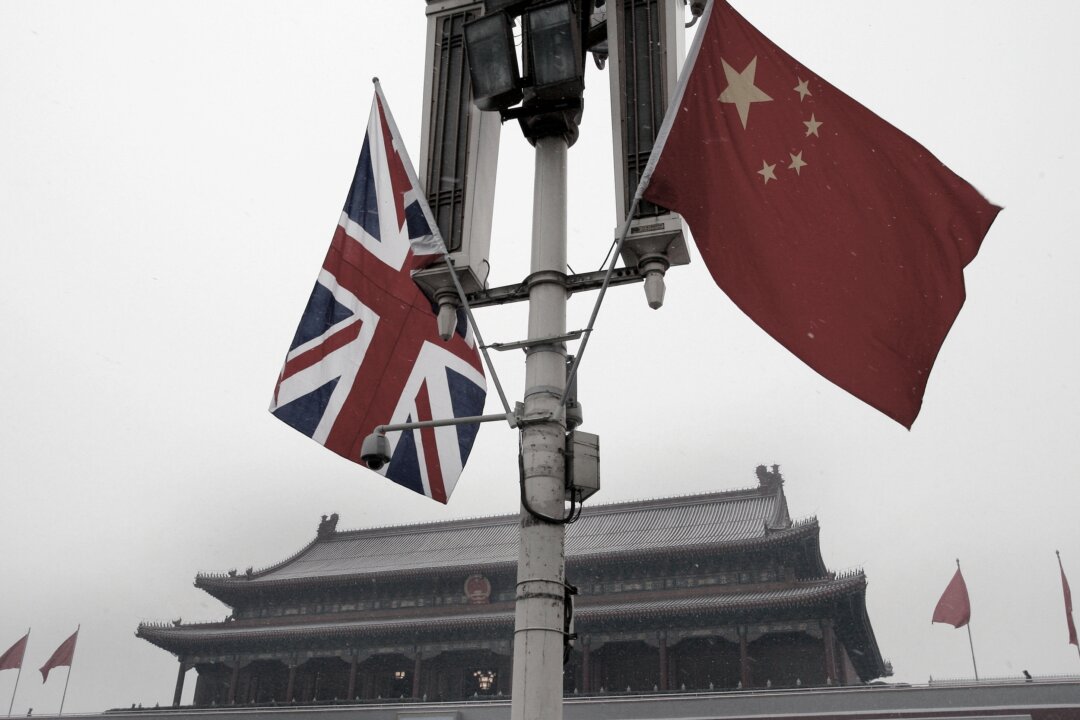 Cờ Anh và cờ Trung Quốc trước Cổng Thiên An Môn ở Bắc Kinh, ngày 17/01/2008. (Ảnh: Andy Wong /AP Photo)