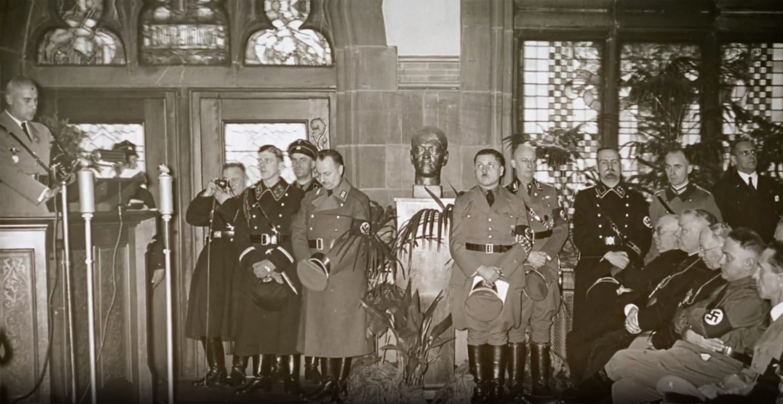 (Từ trái sang phải) Các phân cảnh trong bộ phim: Adolf Hitler và các quan chức Đức Quốc xã gặp gỡ các chức sắc giáo hội. Hơn 12,000 mục sư đã im lặng trước việc Đức Quốc xã nắm quyền. Đức Quốc xã tham dự một buổi lễ ở nhà thờ. (Ảnh: Turning Point USA)