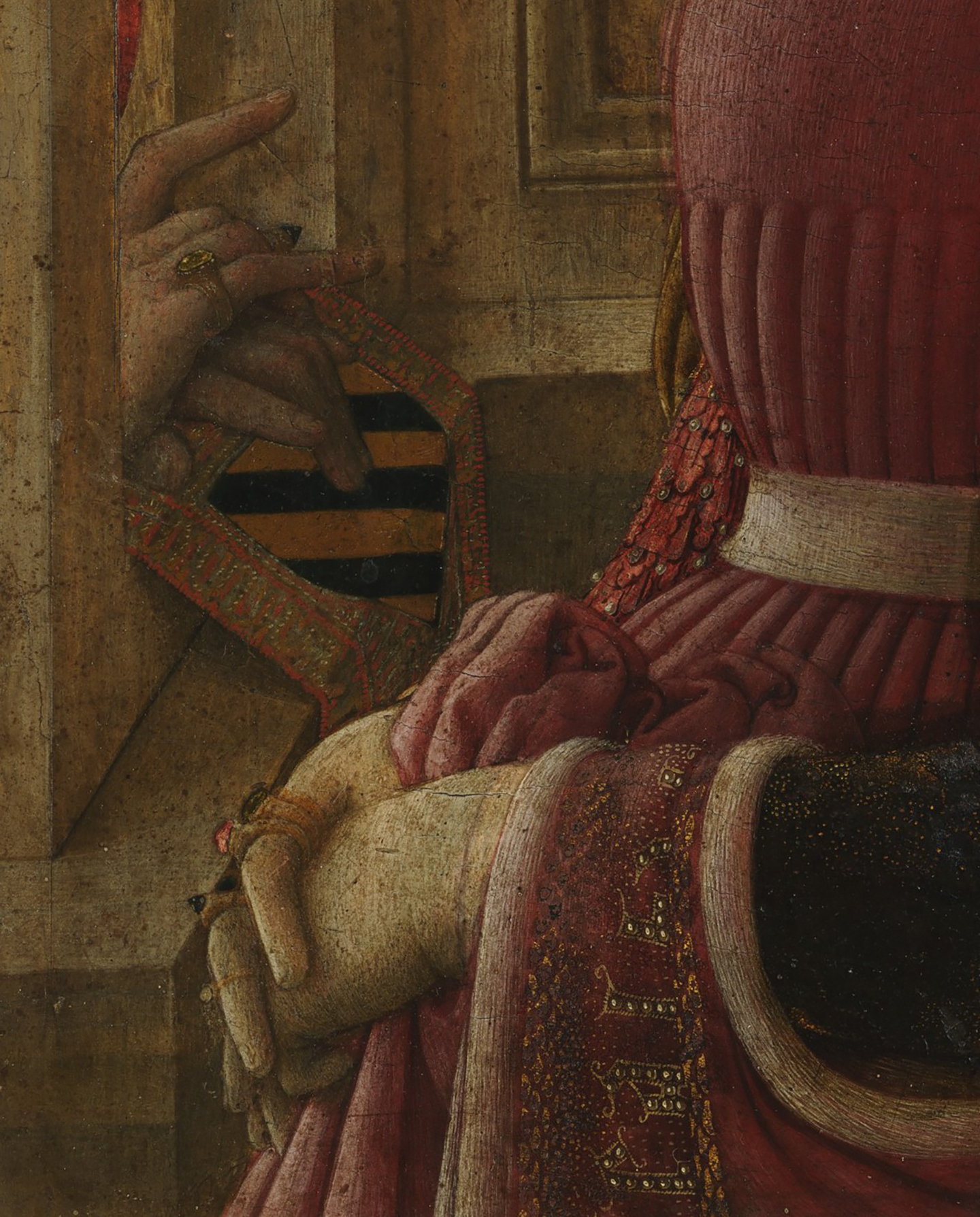 Chi tiết bàn tay và nhẫn của người phụ nữ trong bức tranh “Portrait of a Woman With a Man at a Casement” (Chân dung người phụ nữ và người đàn ông bên cửa sổ) của họa sỹ Fra Filippo Lippi, khoảng năm 1440. (Ảnh: Tư liệu công cộng)