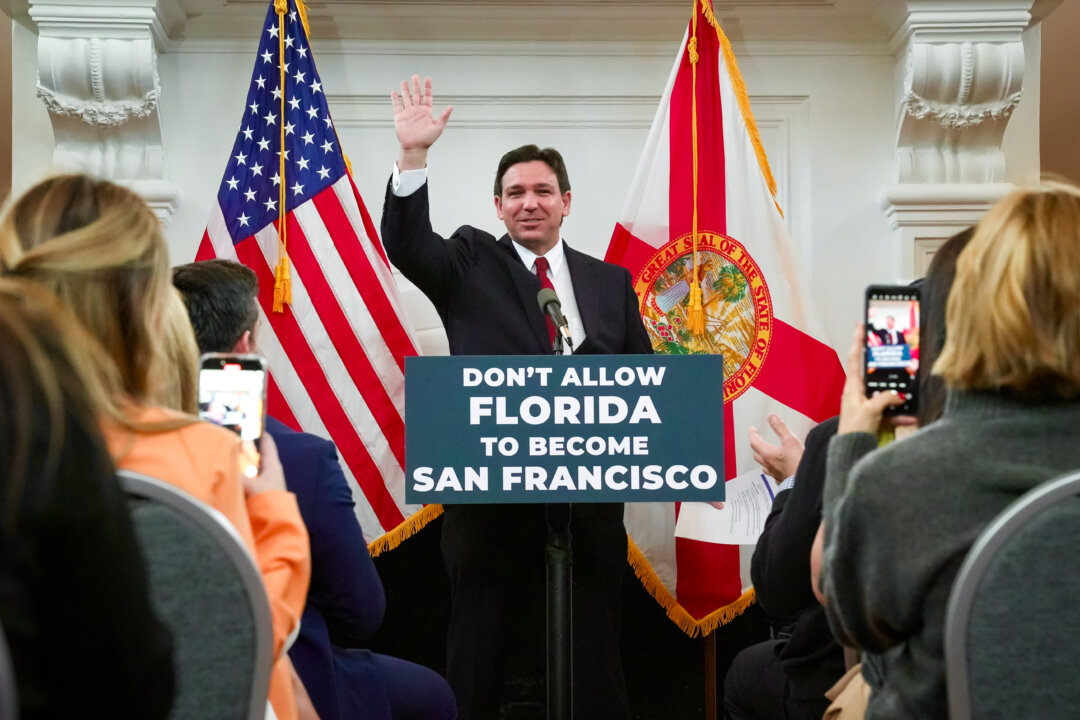 Thống đốc Florida Ron DeSantis trình bày về đạo luật mà ông đề xướng nhằm chống lại tình trạng vô gia cư trong cuộc họp báo ở Miami Beach, Florida, hôm 05/02/2024. (Ảnh: Được đăng dưới sự đồng ý của Văn phòng Thống đốc Florida)